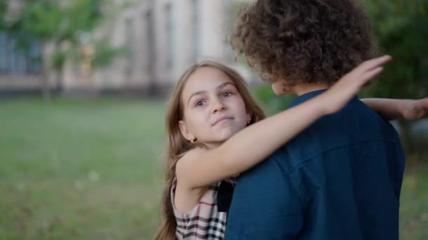 Όμορφο Κορίτσι Αγκαλιάζει Αγόρι Αργή Κίνηση Μάτια Στραμμένα Στην Κάμερα — Αρχείο Βίντεο