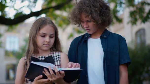 Intelligent Dreng Forklarer Studier Tøvende Pige Stående Udendørs Portræt Smart – Stock-video