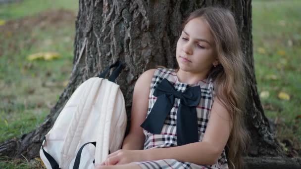 Retrato Una Encantadora Chica Relajada Apoyada Árbol Sentada Con Una — Vídeos de Stock