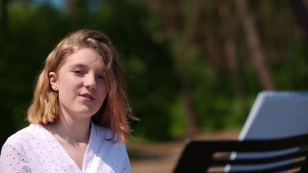 Retrato Una Encantadora Adolescente Talentosa Izquierda Cantando Mirando Cámara Aire — Vídeos de Stock