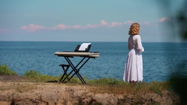 Geniş Açılı Bahar Manzarası Mavi Nehir Kıyıda Piyano Sentezleyicisi Çıplak — Stok video