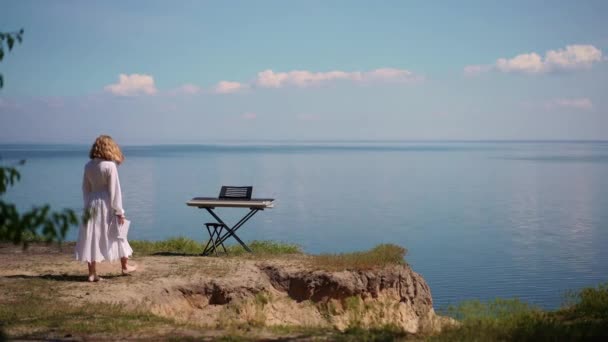 Çıplak Ayaklı Beyaz Elbiseli Nehir Kıyısındaki Piyano Sentezleyicisine Yürüyen Klavye — Stok video