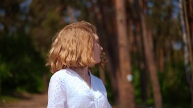 Gün ışığında dışarıda piyano çalan kendine güvenen yetenekli bir kızın portresi. Yaz Ormanı 'nda müzikten hoşlanan Kafkasyalı genç müzisyen