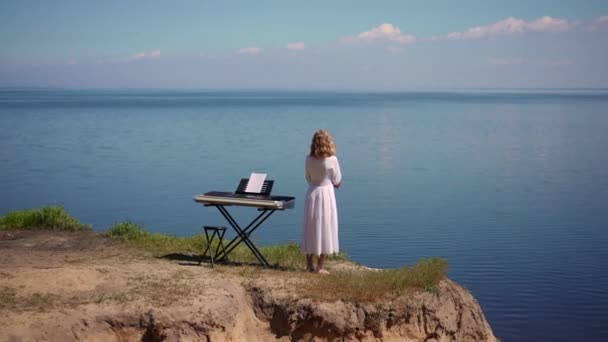 Visão Traseira Caucasiano Menina Adolescente Irreconhecível Sintetizador Piano Margem Rio — Vídeo de Stock