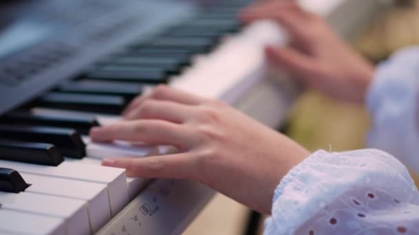 Gros Plan Doigts Féminins Jouant Synthétiseur Piano Pendant Belle Journée — Video