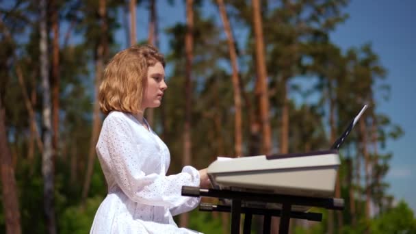 Vista Lateral Talentosa Menina Caucasiana Pensativa Cantando Tocando Sintetizador Piano — Vídeo de Stock