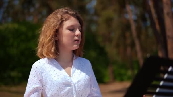 Açık Havada Piyano Sentezleyicisi Çalan Yetenekli Bir Kızın Portresini Büyütmek — Stok video