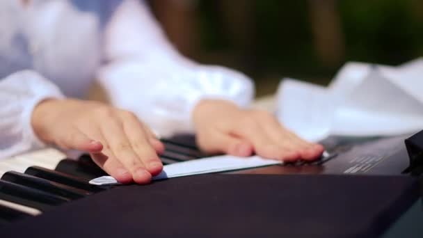 Mãos Adolescentes Femininas Fazendo Avião Papel Sintetizador Piano Livre Caucasiano — Vídeo de Stock