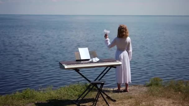 Ampla Tiro Volta Vista Criativa Adolescente Menina Vestido Branco Sintetizador — Vídeo de Stock