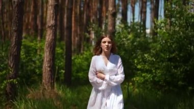 Dolly ormanda koşup, kameraya bakarak şarkı söyleyen kendine güvenen kızı vurdu ve gitti. Açık havada poz veren Kafkasyalı genç şarkıcının ön manzara portresi.