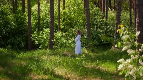 Ampla Tiro Adolescente Menina Vestido Branco Floresta Ensolarada Primavera Verão — Vídeo de Stock