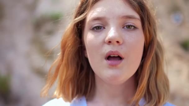 Visão Frontal Headshot Menina Confiante Cantando Olhando Para Câmera Livre — Vídeo de Stock