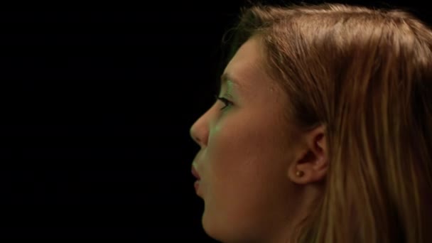 Egy Tehetséges Lány Oldalnézete Aki Hangosan Énekel Színpadon Sötétségben Közelkép — Stock videók