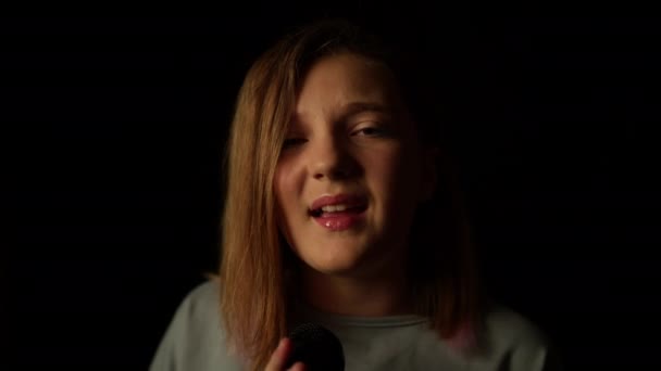 Acerque Zoom Cerca Talentosa Cantante Adolescente Posando Actuando Oscuridad Escenario — Vídeos de Stock