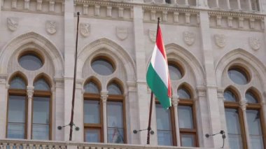 Budapeşte, Macaristan - 16 Mayıs 2022: Eski Avrupa binasındaki bayrak direğinde dalgalanan Bulgar bayrağı. Şehir caddesinde devlet kurumunun yakın plan ulusal sembolü