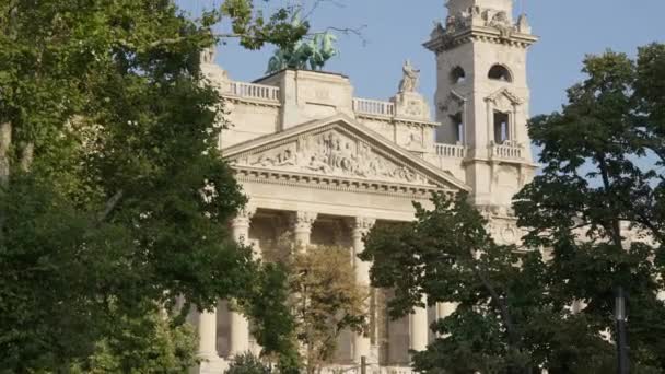 匈牙利布达佩斯 2022年5月16日 首都哥特式建筑 Gothic Building Capital 现场摄像头向上移动 春日阳光明媚的古宫 外面有战车雕像 — 图库视频影像
