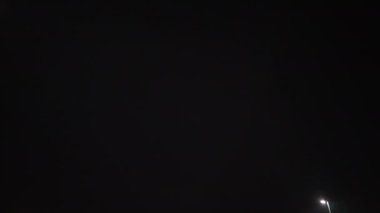 Drone ışıkları karanlıkta gökyüzünde kayboluyor. Açık havada yakın çekim hava gösterisi.