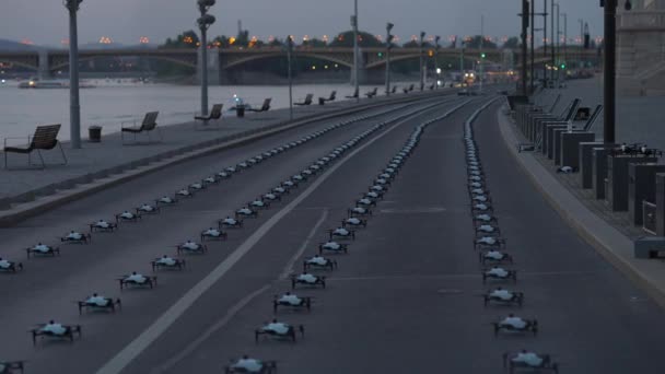 Straße Mit Drohnenreihen Der Dämmerung Hintergrund Des Flusses Und Der — Stockvideo