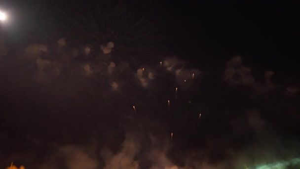 어두컴컴 암흑의 하늘에서 불꽃이 타오르고 시외에서 펼쳐지는 놀라운 — 비디오