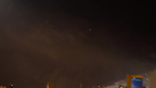 Lampu Merah Menutupi Langit Malam Saat Kembang Api Meledak Luar — Stok Video