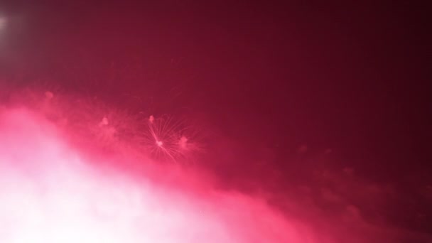 Rode Nachtelijke Hemel Met Vuurwerk Sprankelend Duisternis Lichtshow Stedelijke Stad — Stockvideo