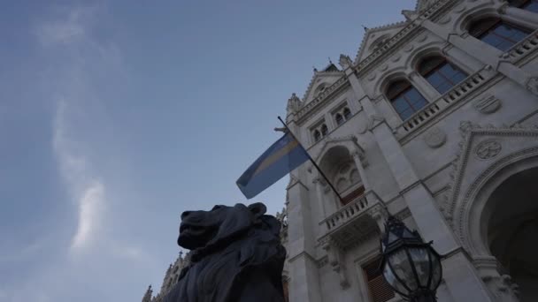Szeklerland Rumänien Maj 2022 Flagga Szekelys Fladdrar Antika Byggnad Med — Stockvideo