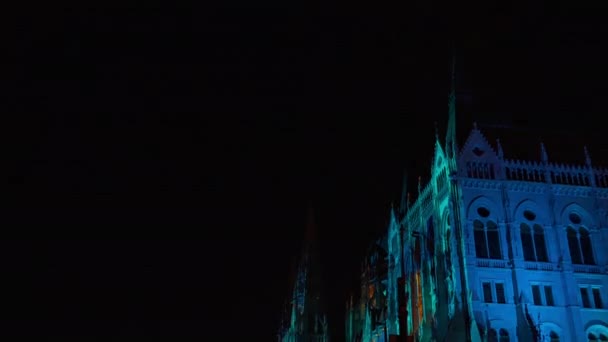 Laser Show Refletindo Paredes Castelo Gótico Azul Direita Escuridão Desempenho — Vídeo de Stock