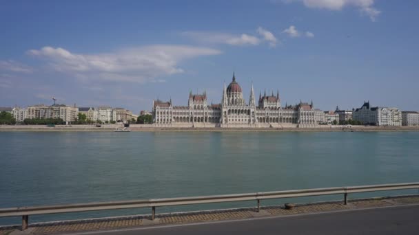 Budapešť Maďarsko Května 2022 Široká Řeka Budovou Maďarského Parlamentu Pobřeží — Stock video