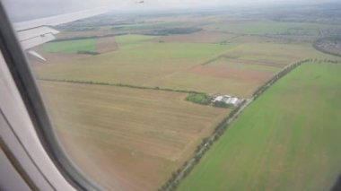 Uçak penceresinden tarımsal alanlar. Bahar günü güneş doğar. Turizm ve seyahat kavramı