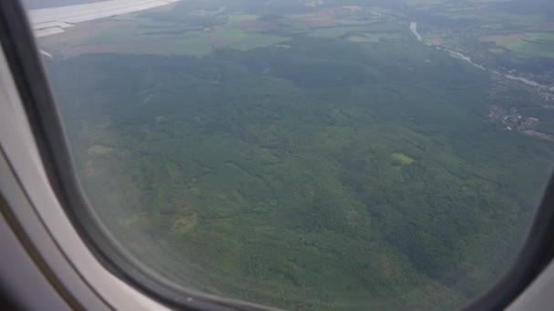 Pemandangan Dari Jendela Pesawat Hutan Hijau Bukit Pada Hari Yang — Stok Video