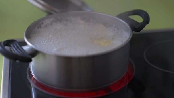 Panela Cozinha Close Com Água Fervente Borbulhando Bolinhos Masculinos Caucasianos — Vídeo de Stock