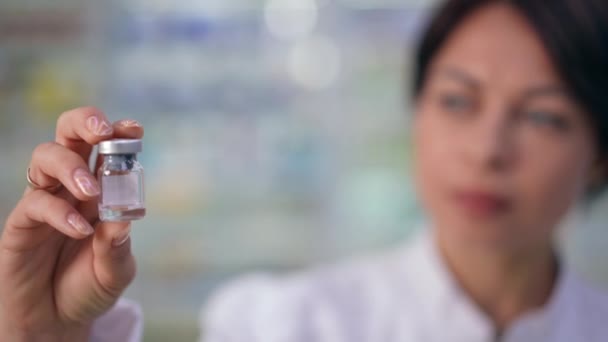 Rack Concentrer Pot Vaccin Dans Main Femme Femme Sérieuse Concentrée — Video