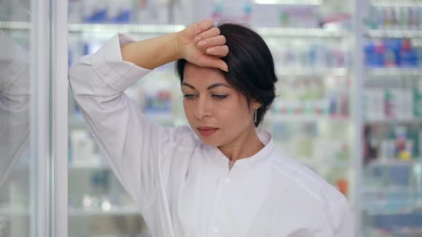 Виснажена Сумна Кавказька Жінка Покладаючись Полицю Аптеці Вдивляється Повільний Рух — стокове відео