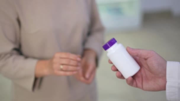 Mãos Masculinas Femininas Passando Garrafa Comprimidos Dentro Casa Farmácia Homem — Vídeo de Stock