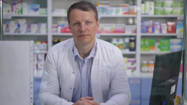 Slow Motion Zoom Confident Male Pharmacy Sitting Glass Στο Φαρμακείο — Αρχείο Βίντεο