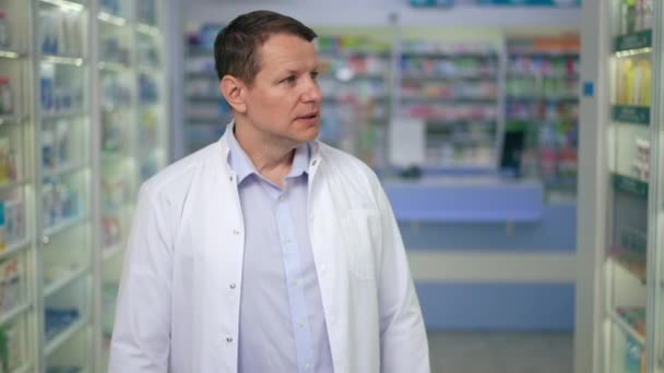 Inteligente Farmacéutico Masculino Caminando Farmacia Mirando Alrededor Cruzando Las Manos — Vídeo de stock