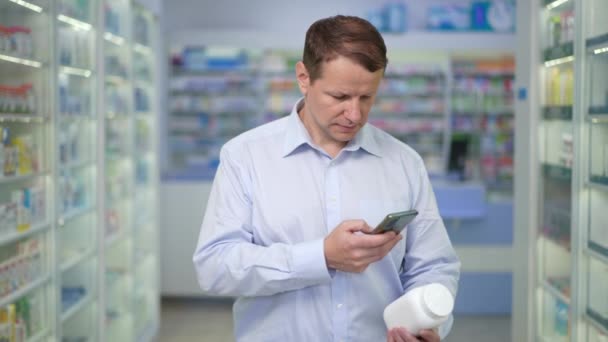 스마트폰 프로그램을 슬로우 모션으로 알약에 코드를 스캔합니다 미디엄은 약국에서 선택하는 — 비디오