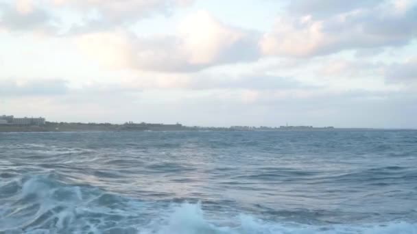 Weitschossene Azurblaue Meereswellen Bei Sonnenaufgang Freien Auf Zypern Das Schäumende — Stockvideo