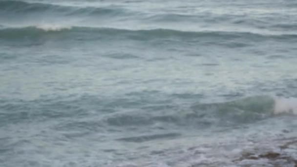 Хвилі Зблизька Білою Піною Мчать Узбережжю Повільному Русі Глибока Середземноморська — стокове відео