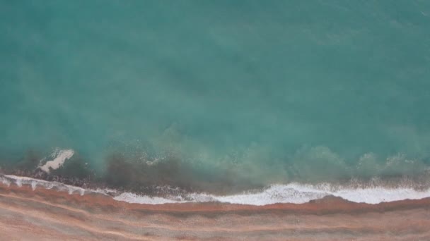 俯瞰翠绿的海浪在沙滩上金黄色的沙滩上翻滚 地中海平静的大海在户外拍打着海岸 — 图库视频影像