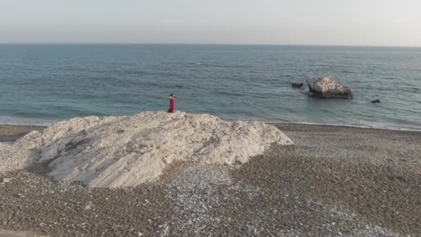 Широкий Снимок Средиземноморского Побережья Тонкой Белой Женщиной Красном Платье Играющей — стоковое видео