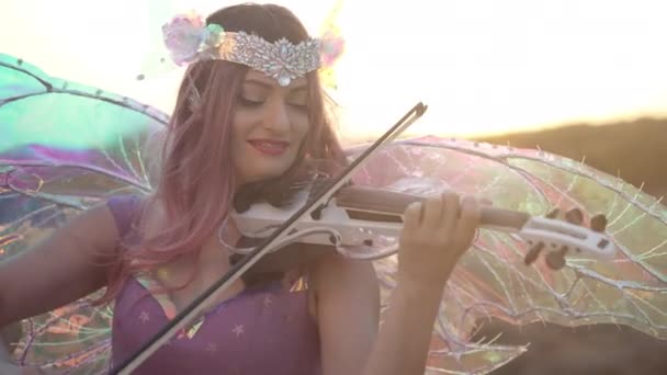 Χαρούμενη Γυναίκα Φόρεμα Νεράιδα Χαμογελώντας Παίζοντας Βιολί Στην Ύπαιθρο Ηλιοφάνεια — Αρχείο Βίντεο