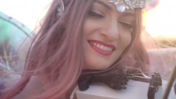 Müzik Dinleyen Keman Çalan Gülümseyen Kameraya Bakan Kadının Vesikalığı Mutlu — Stok video
