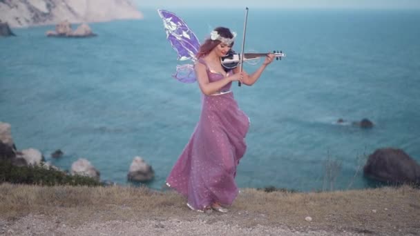 Широко Знімав Портрет Кавказької Жінки Фея Сукні Граючи Скрипці Вулиці — стокове відео