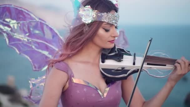Mulher Bonita Fantasia Fada Posando Com Violino Livre Dia Ventoso — Vídeo de Stock