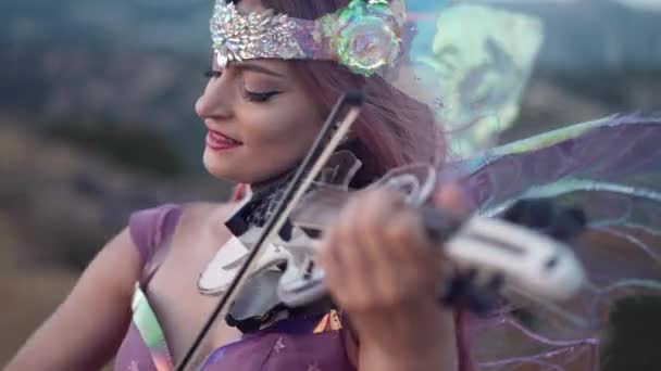 Жива Камера Панорама Талановита Жінка Грає Скрипці Задньому Плані Гір — стокове відео
