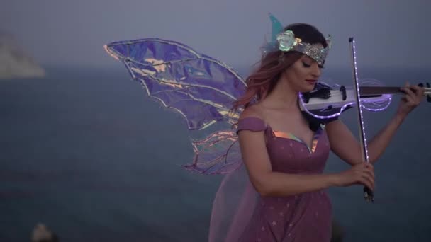 Позитивная Женщина Сказочном Платье Играет Скрипке Светом Ночью Открытом Воздухе — стоковое видео
