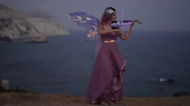 Широкий Снимок Вдохновил Женщину Сказочном Костюме Играющую Скрипке Светом Стоящим — стоковое видео