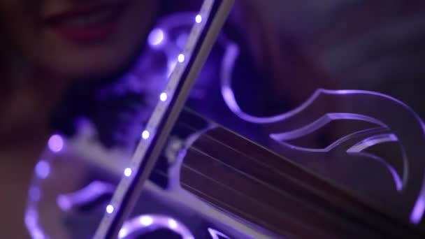 Крупним Планом Скрипка Світлодіодним Світлом Жіночих Руках Луком Рухається Граючи — стокове відео
