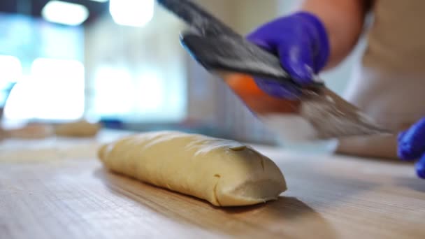 Gros Plan Couper Pâte Avec Couteau Pâte Ralenti Sur Une — Video
